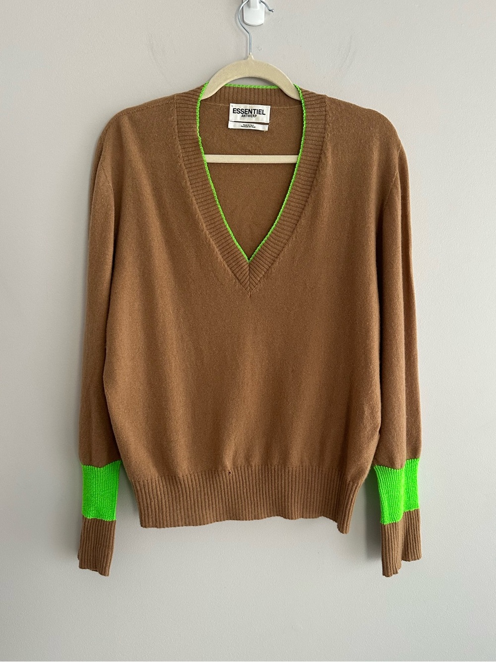 Essentiel Antwerp Wool and Cashmere Lightweight V-Neck Sweater with FLAW